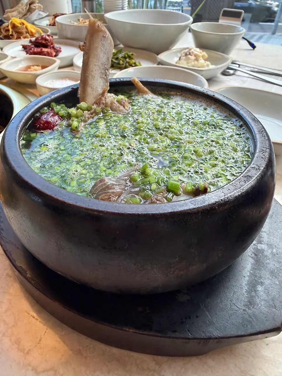 큼직한 갈비가 든 미나리왕갈비탕