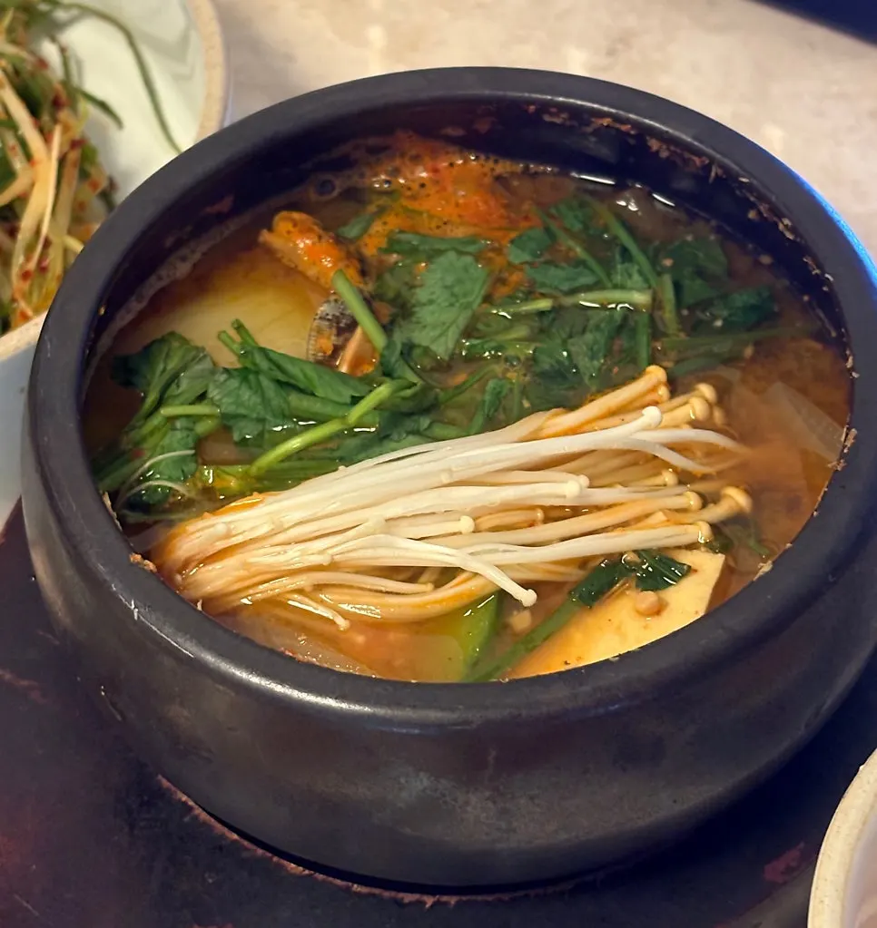 정식에 선택한 꽃게 된장찌개