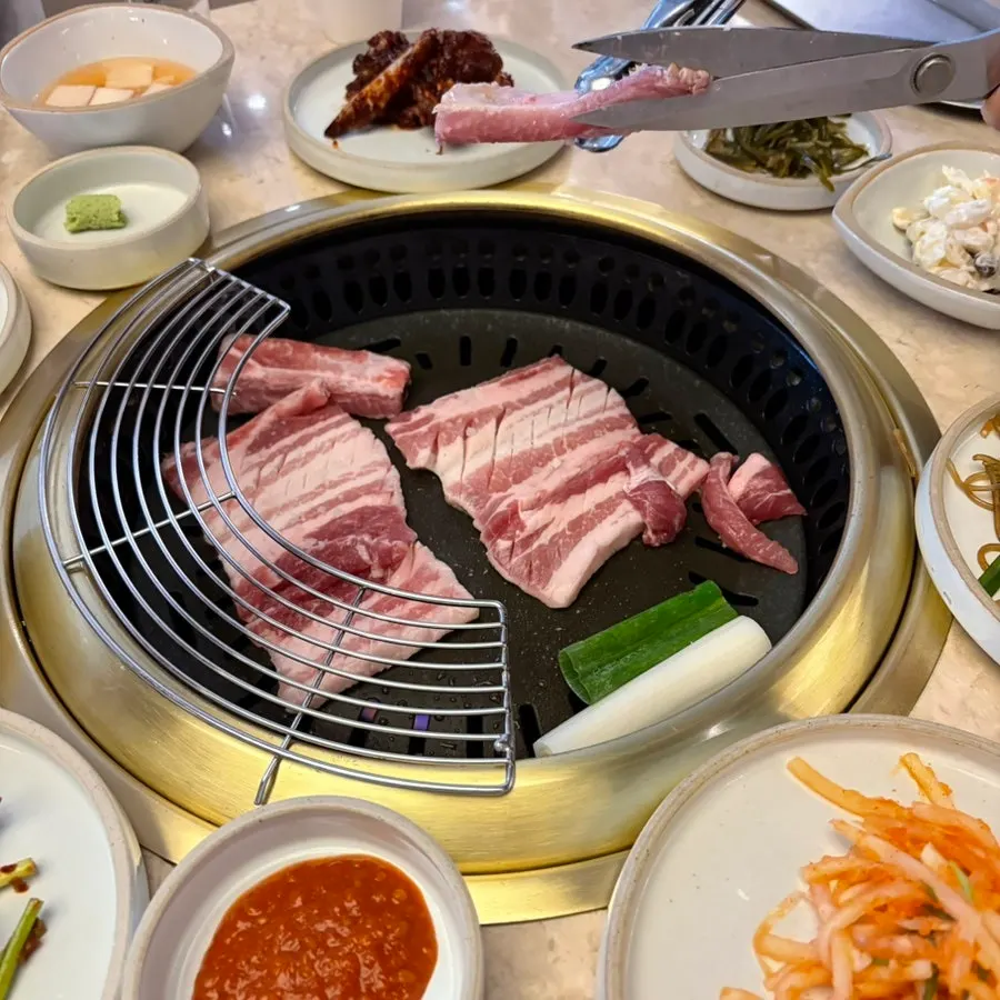 Bakpo fresh short ribs on the charcoal grill