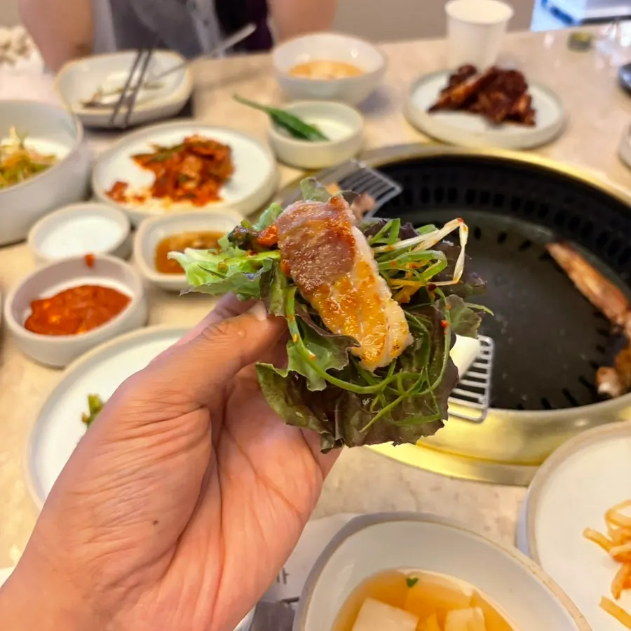 A bite of bakpo fresh short rib dipped in salt