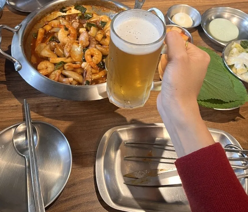 A cold beer glass with nakgopsae