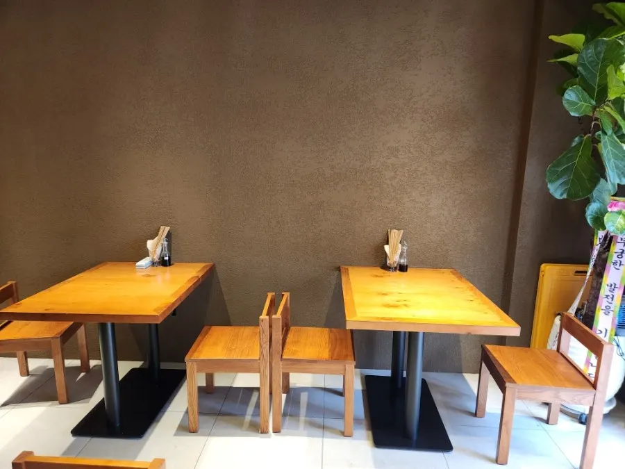 쿠마노스시 내부 테이블 전경