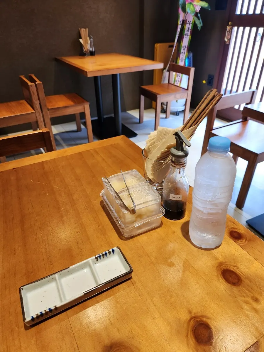 테이블에 놓인 간장과 초생강, 락교