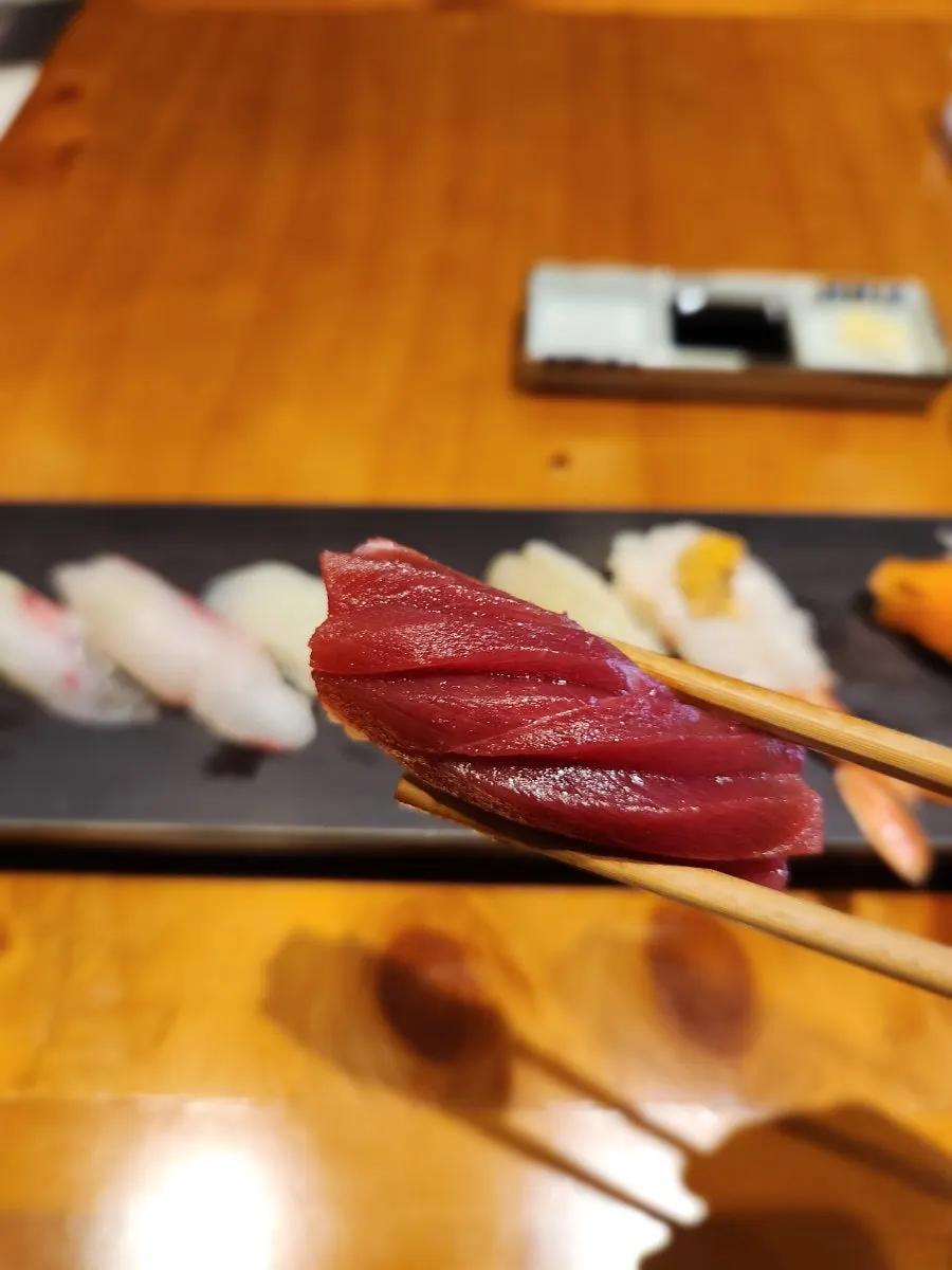 칼집 넣은 참치 초밥
