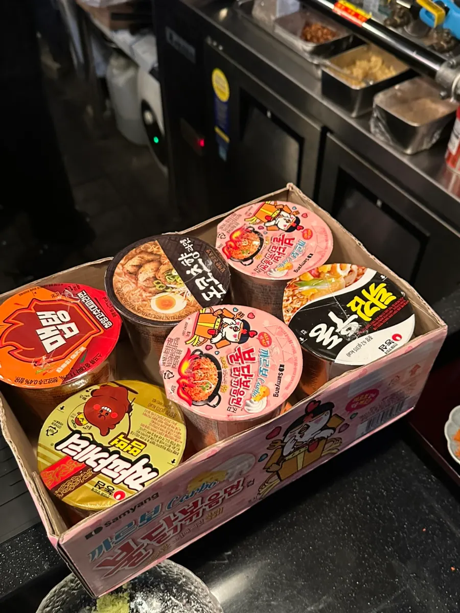 수란과 쪽파를 올린 닭 늑간살 타래구이