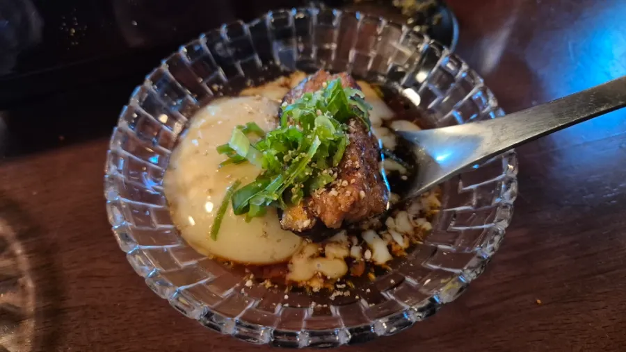 Charcoal-grilled meat topped with egg white sauce