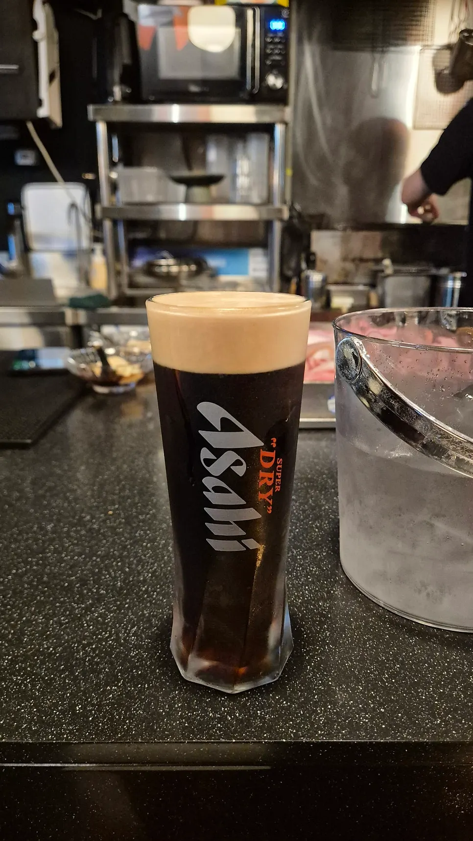크림 거품이 올라간 아사히 생 흑맥주 한 잔