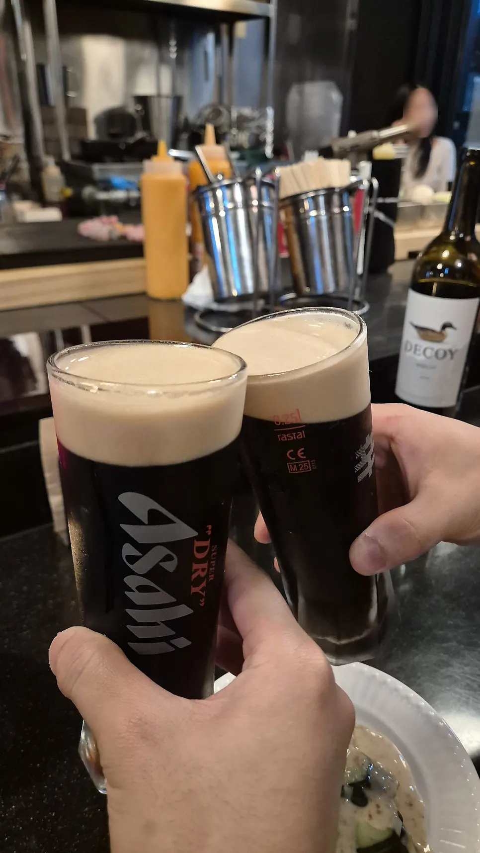 잔을 맞대기 전 흑맥주 클로즈업