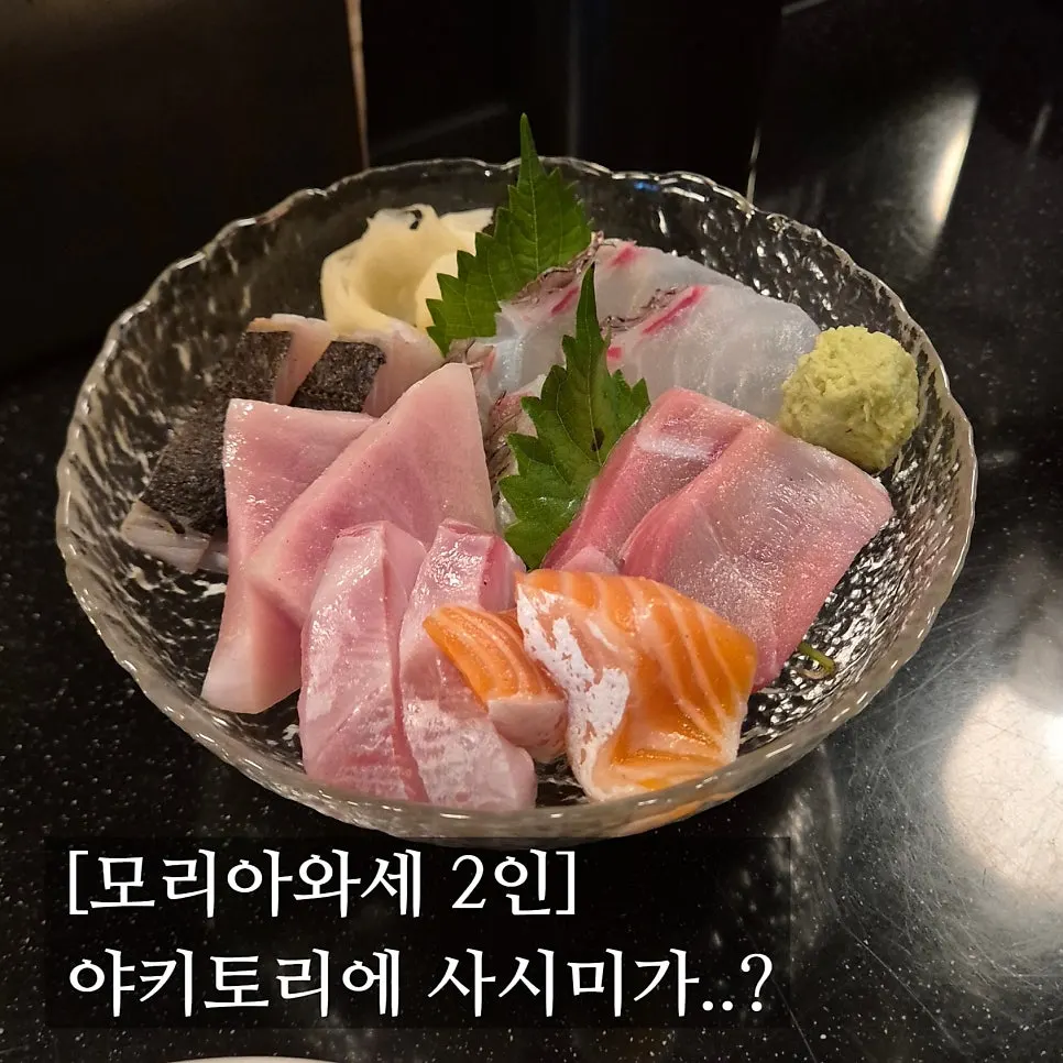 와인잔과 흑맥주가 나란히 놓인 테이블