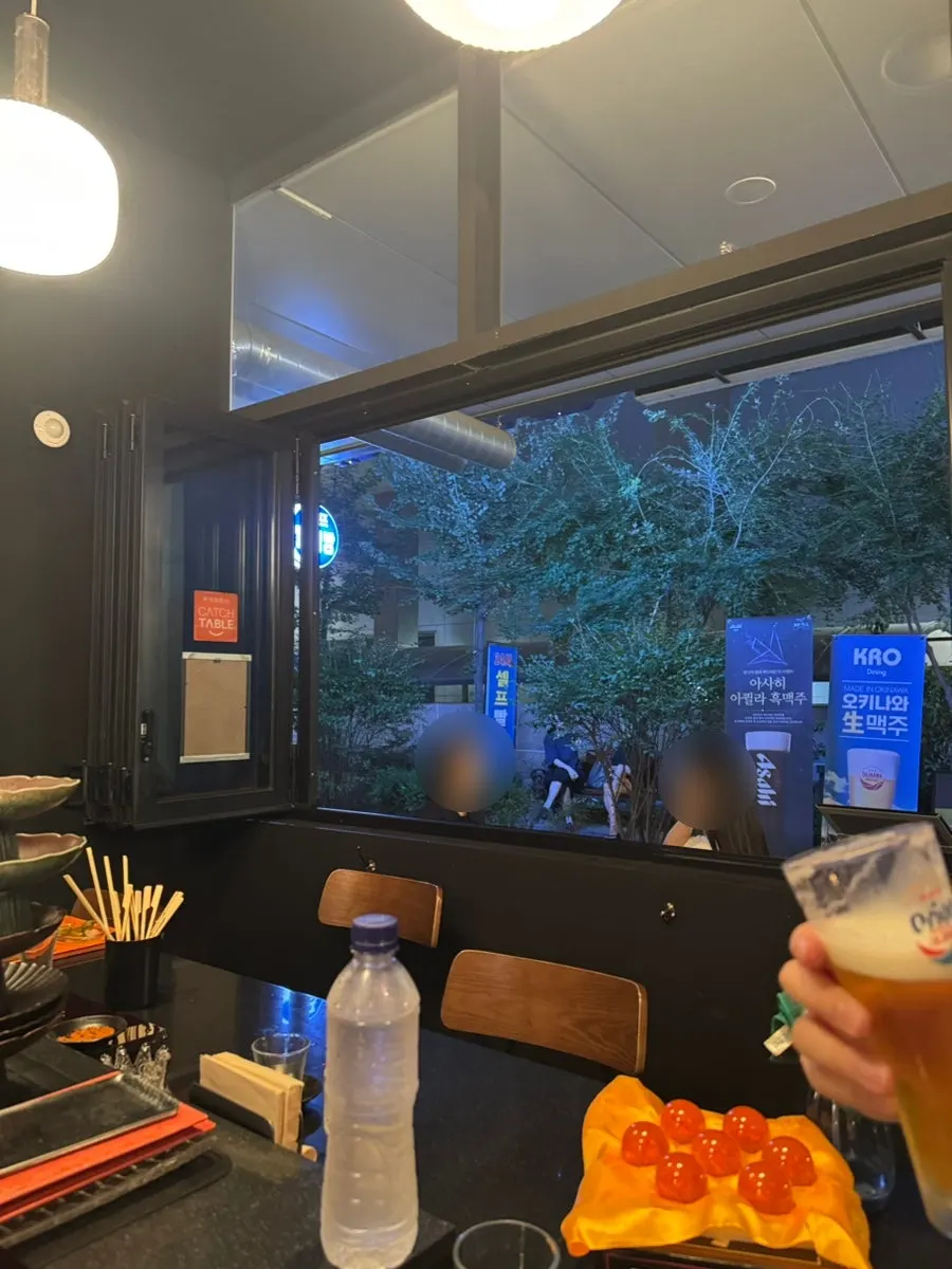 테이블과 바 자리가 함께 있는 매장 좌석