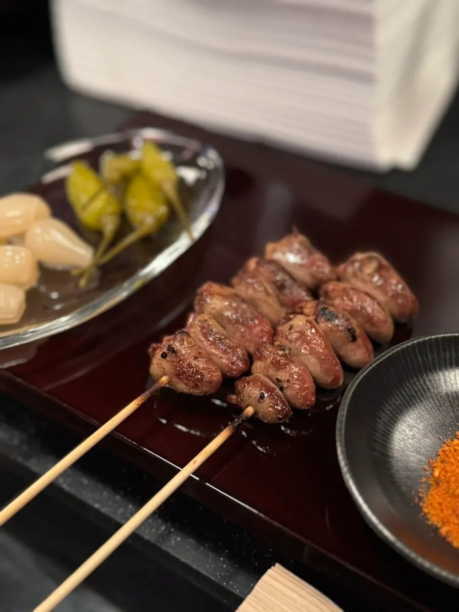 접시에 놓인 염통꼬치 한 접시
