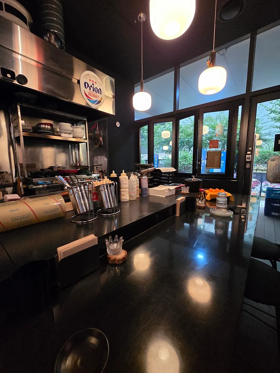 Interior izakaya yang kecil dan tenang