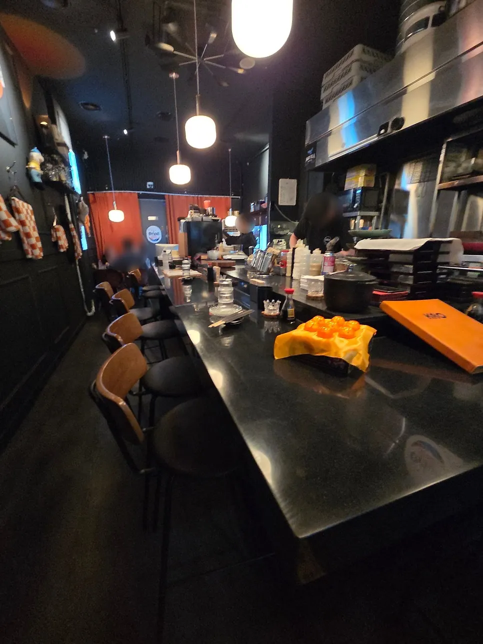 Tempat duduk kedai dengan pencahayaan rendah