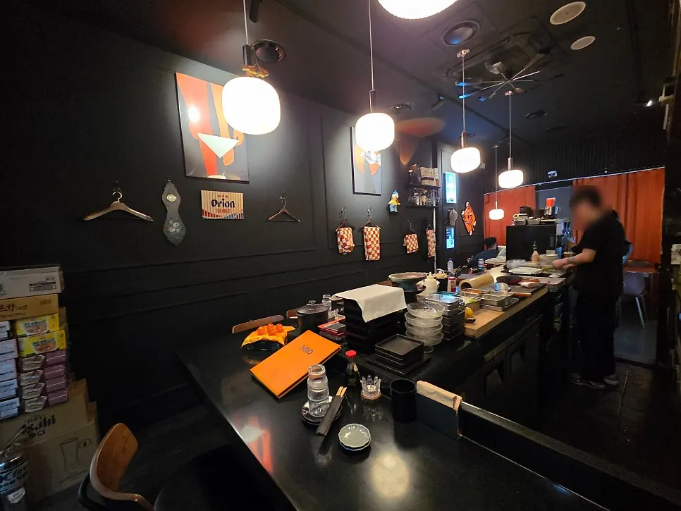 Struktur dapur yang kelihatan dari kerusi bar