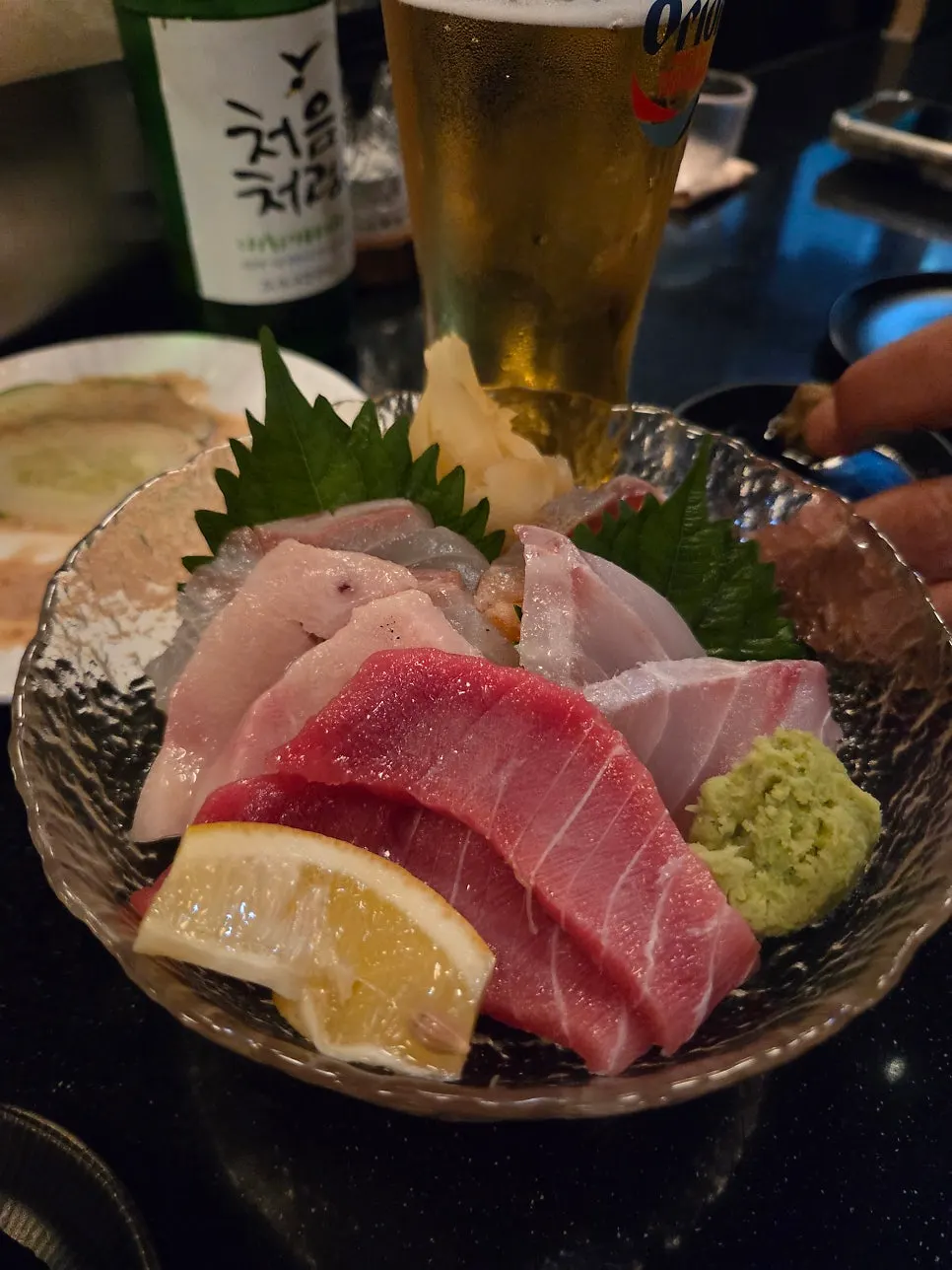 Gambar dekat sashimi masak yang dirasa sekeping