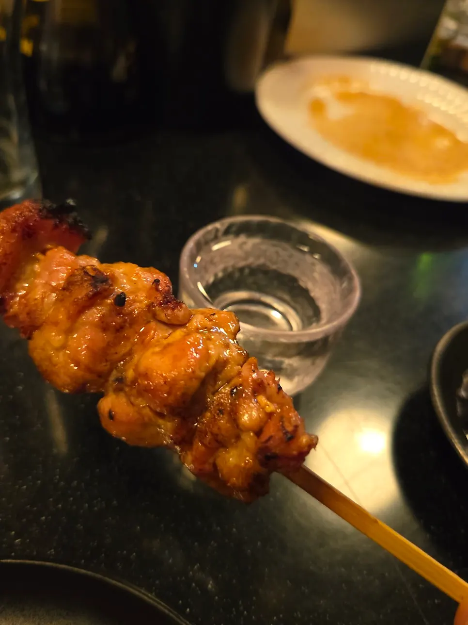 Sekeping yakitori yang disajikan panas