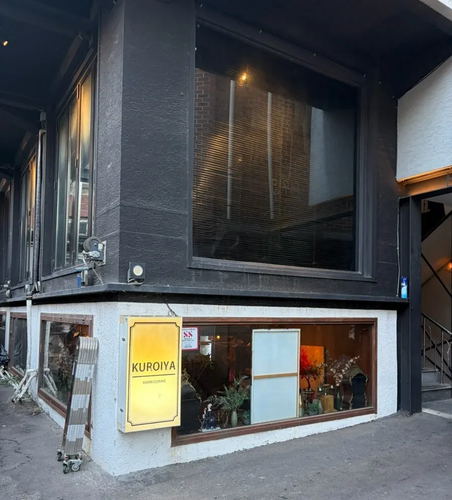 The alley leading to Kuroiya in Itaewon