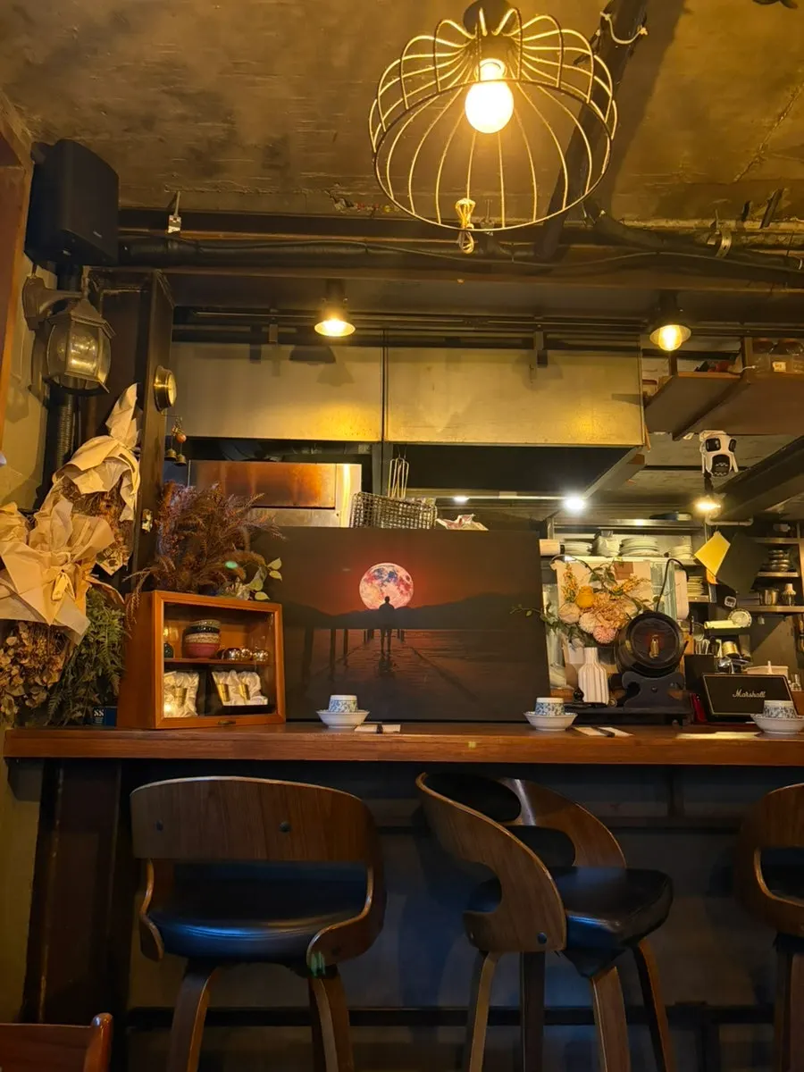 The atmosphere of the stairway down to the basement level