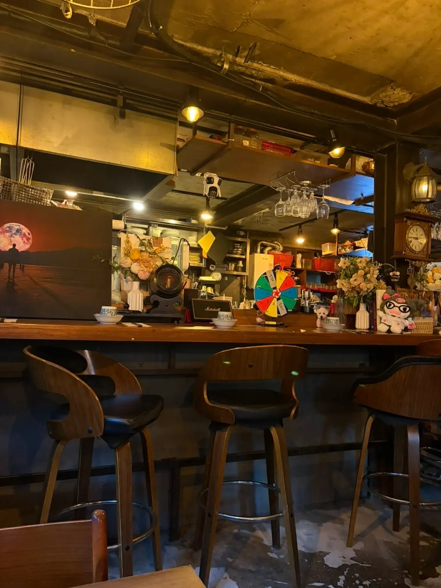 Kuroiya's interior with vintage lighting and props