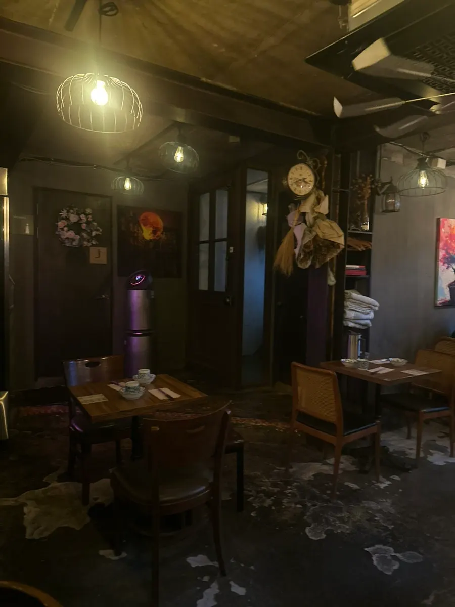 照明を落としたクロイヤの地下店内