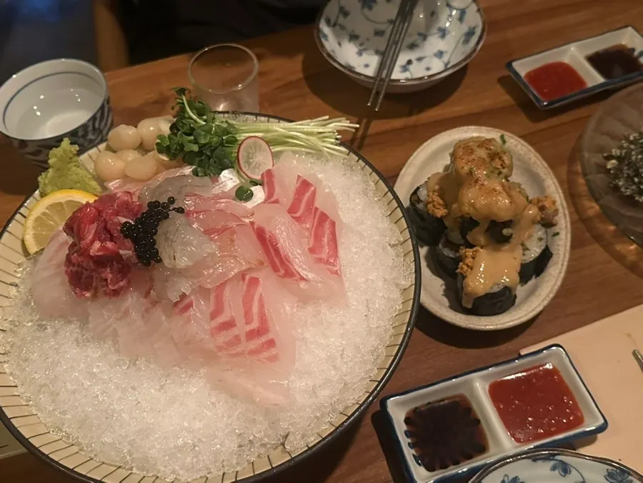 氷の上に盛られたクロイヤの刺身