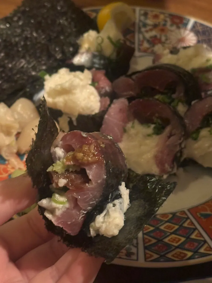 海苔で包んで食べる鯖の棒寿司