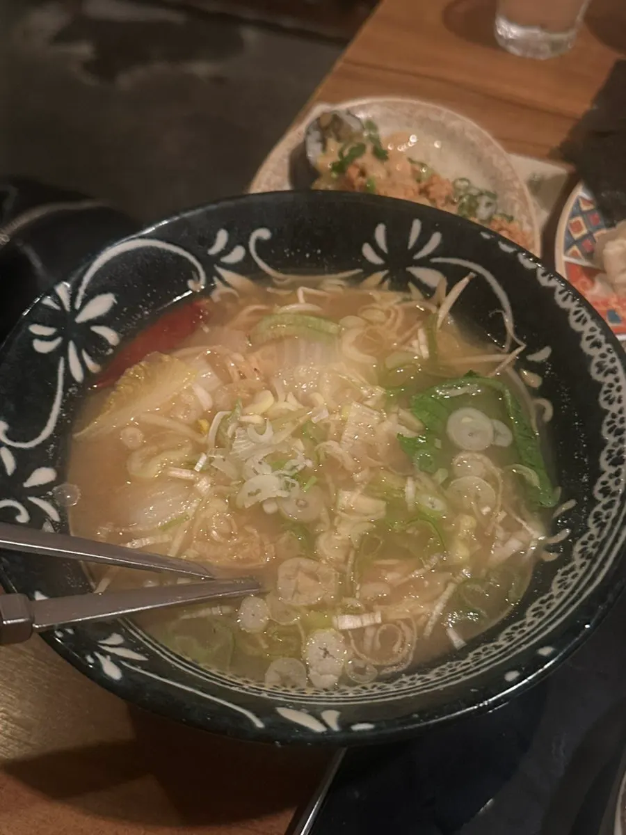 サービスで出てきた野菜たっぷりの澄んだスープ