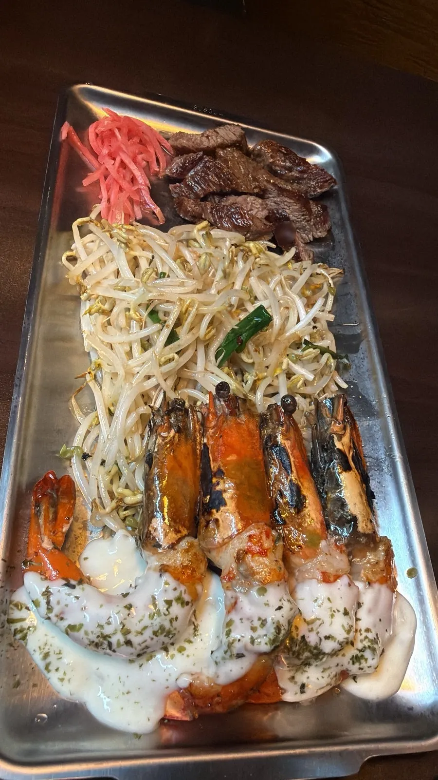 숙주 위에 올린 블랙 타이거 새우와 와규 치마살