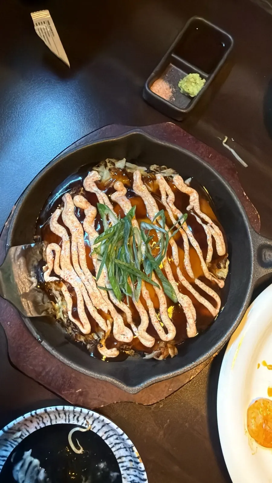 명란 소스를 듬뿍 올린 오코노미야끼