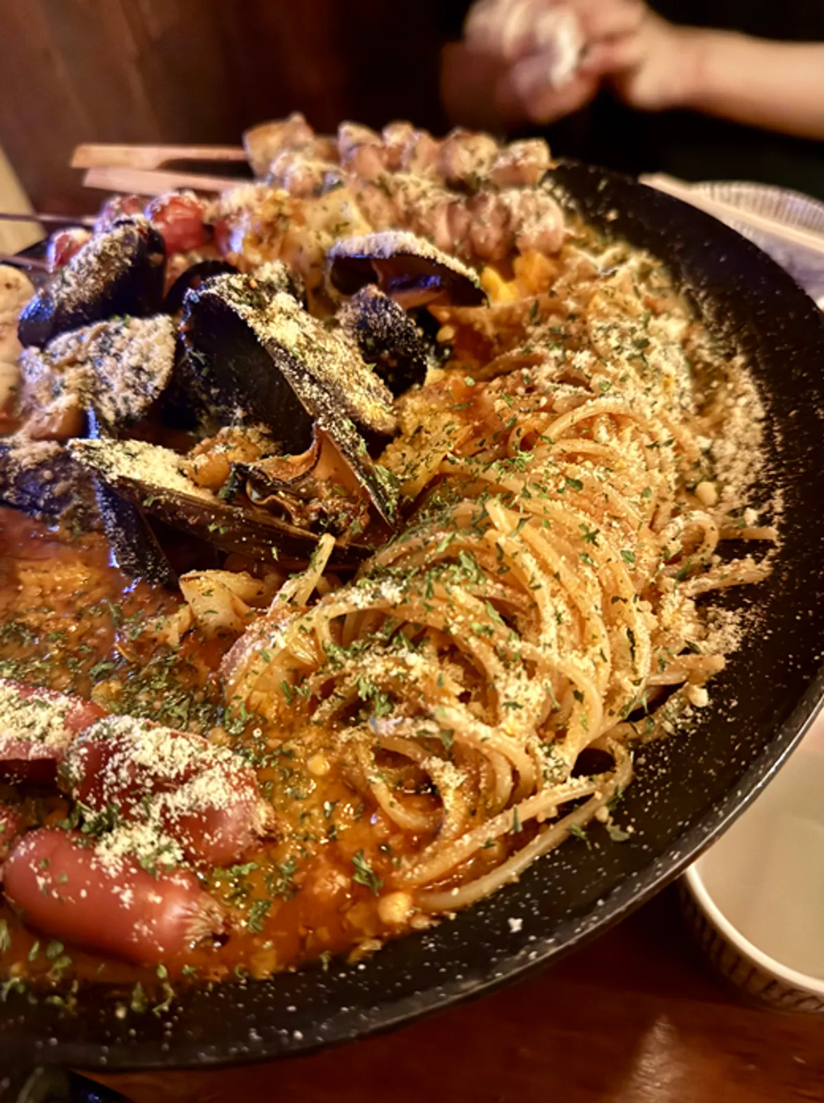 홍합과 꼬치가 가득한 쿠시노나베
