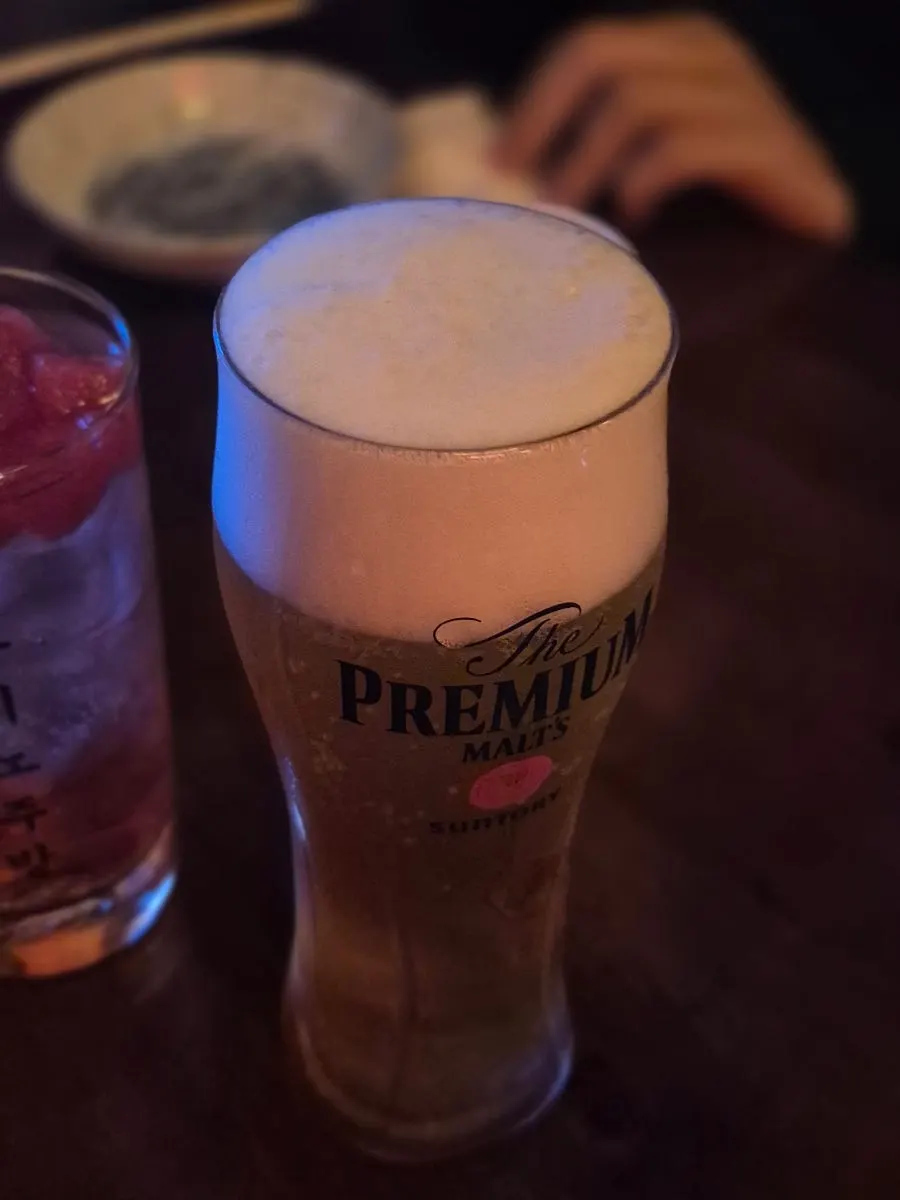 거품이 올라간 산토리 프리미엄 몰츠 생맥주