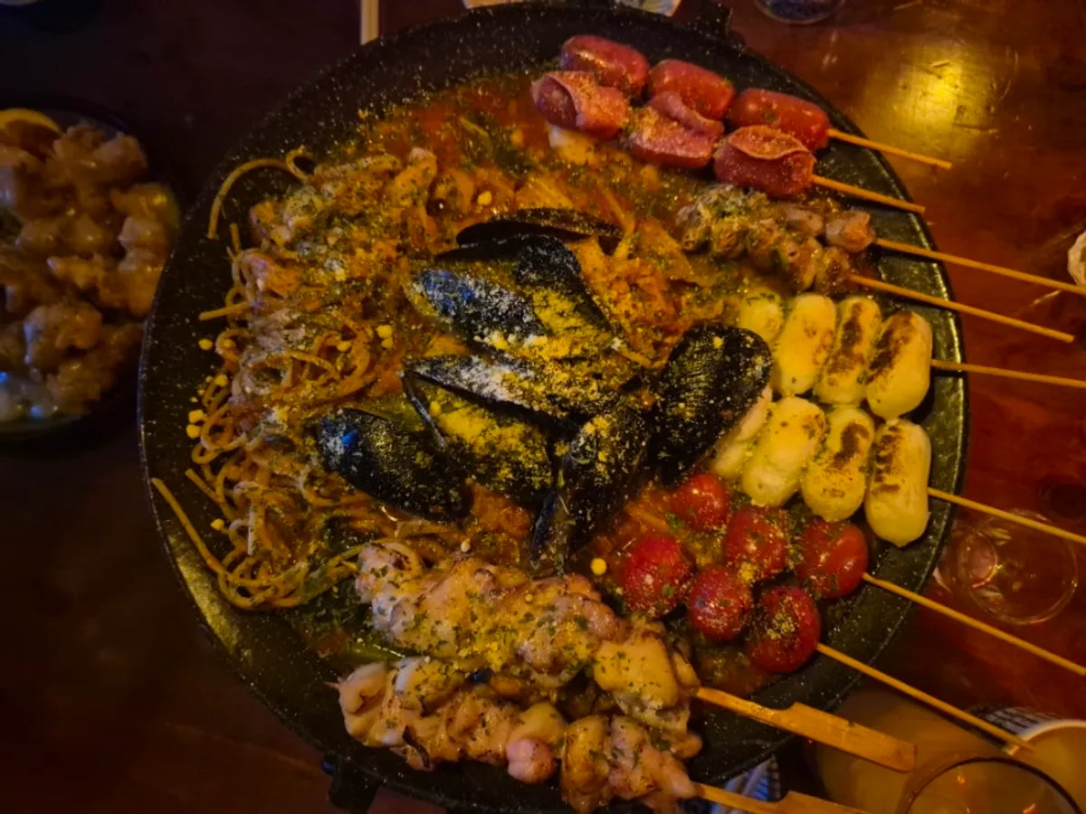 쿠시노주방 테이블에 차려진 안주와 술