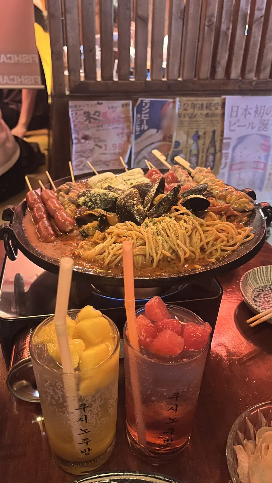 토마토 베이스 국물과 파스타면이 보이는 쿠시노 나베