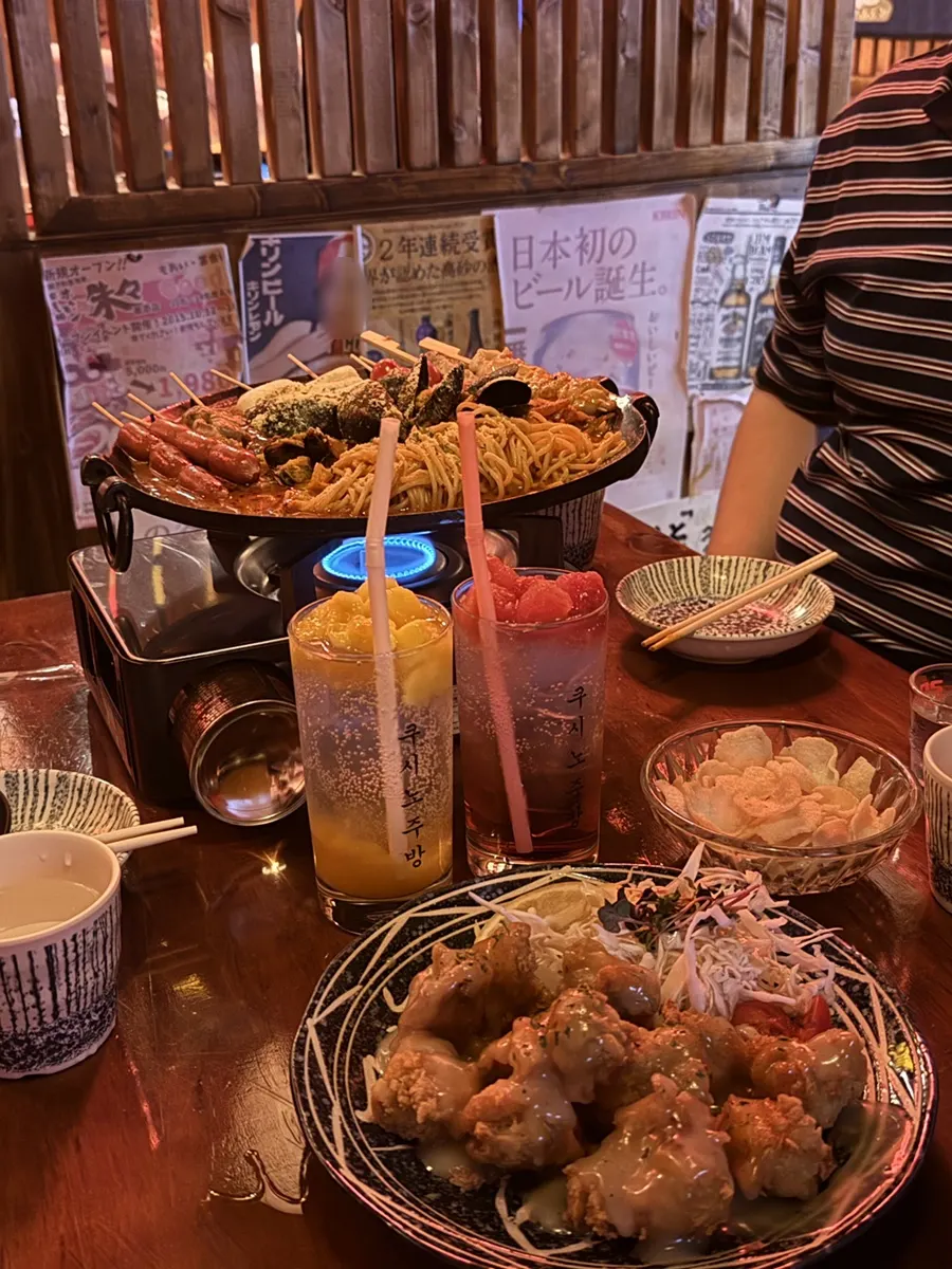 테이블 가득 차려진 쿠시노주방 안주 한 상