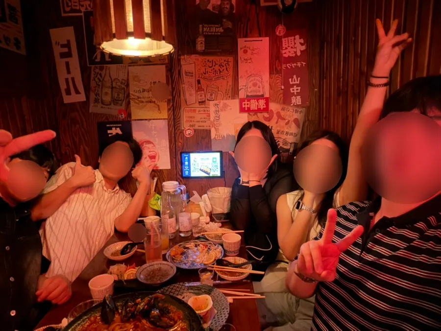 안주와 하이볼이 놓인 마무리 테이블