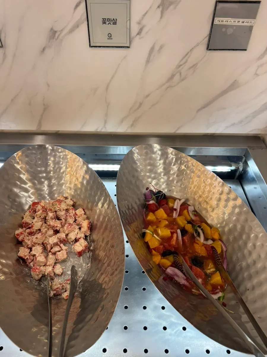 Food from the buffet counter at QooQoo Chuncheon Branch