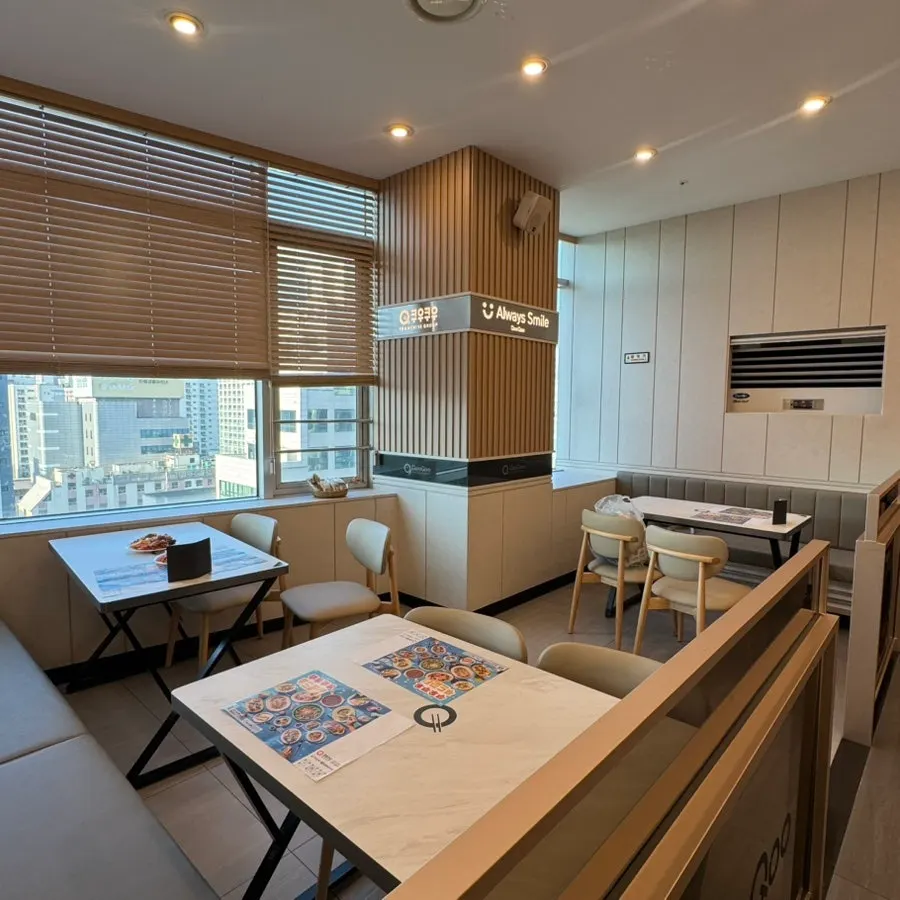Tables and seating at KuuKuu Gold Bupyeong Branch