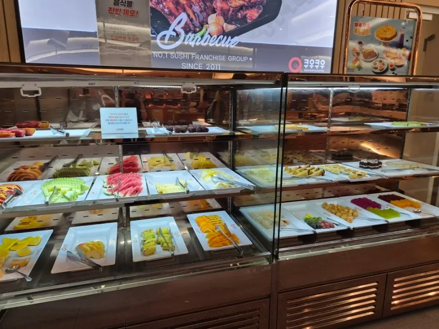 커피와 티가 준비된 음료 코너
