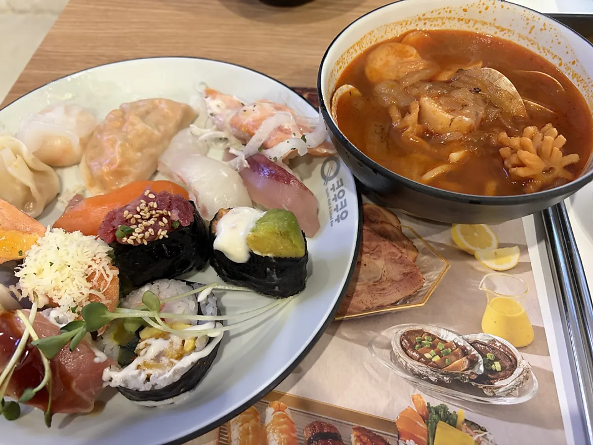 초밥과 회로 가득 채운 첫 접시