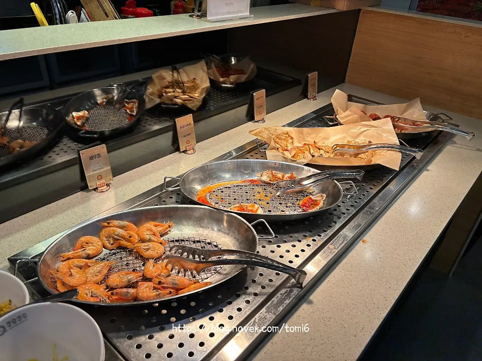 뷔페에 준비된 다양한 초밥