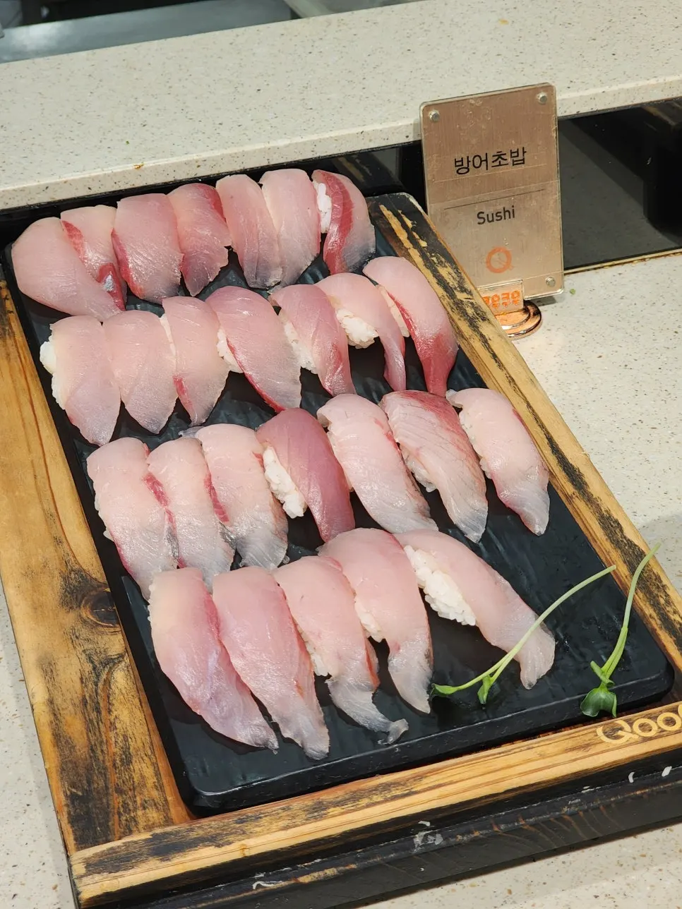 소고기 타다끼 초밥 등 초밥 담아온 접시