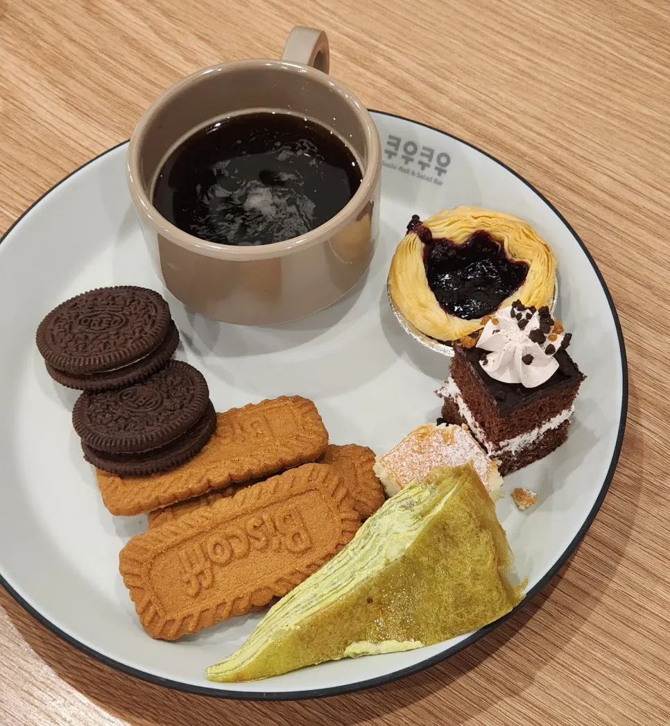 즉석에서 구운 와플과 디저트 접시