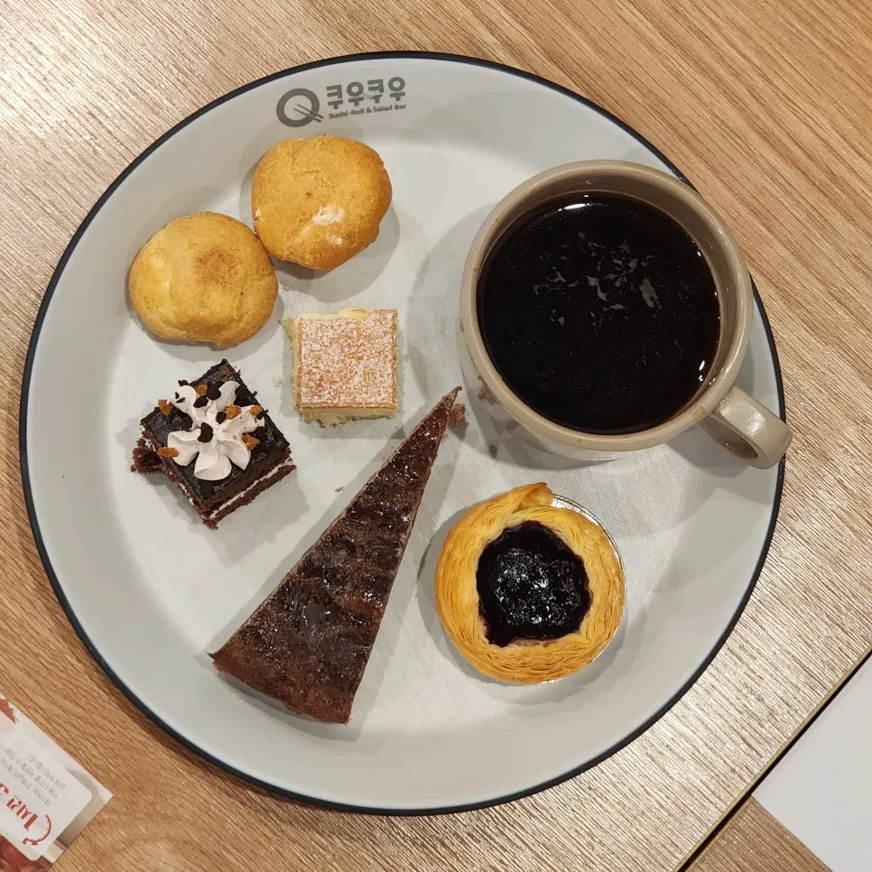 아이스크림과 과일을 담은 디저트
