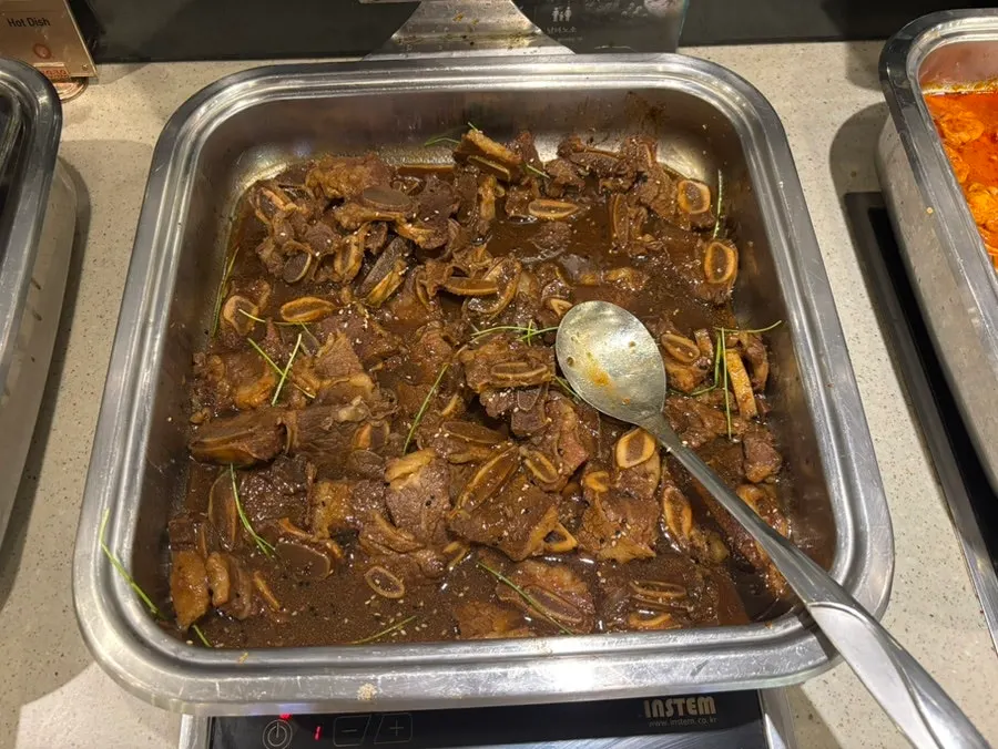 삼계탕과 닭볶음탕 등 한식 코너