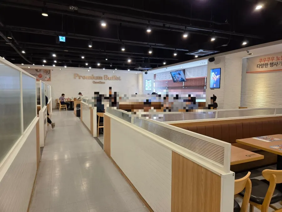좌석이 넓게 배치된 쿠우쿠우 노원점 홀