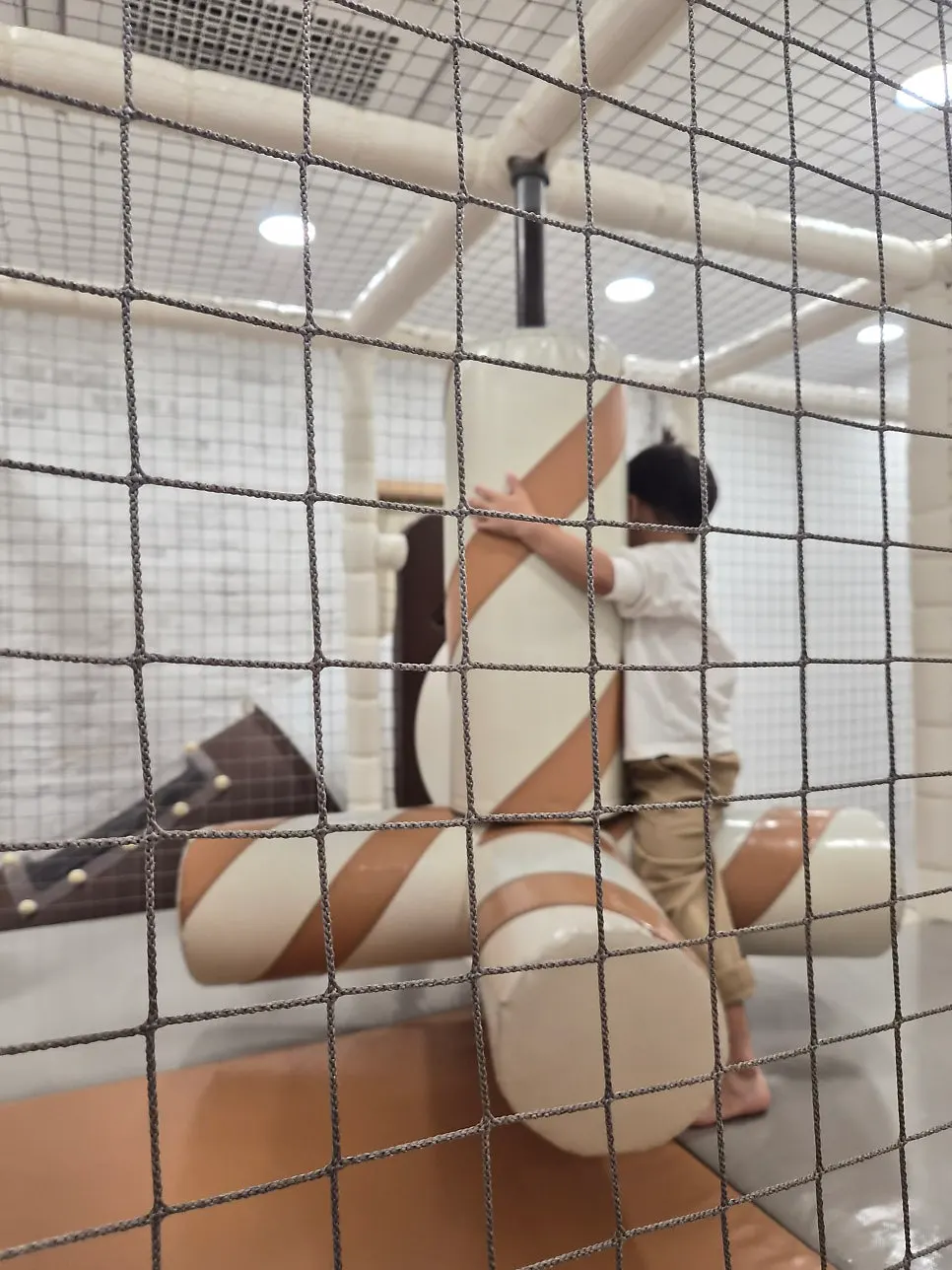 아이와 함께 앉은 쿠우쿠우 노원점 테이블