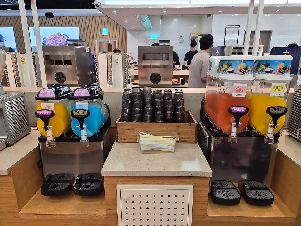 과일이 담긴 디저트 접시