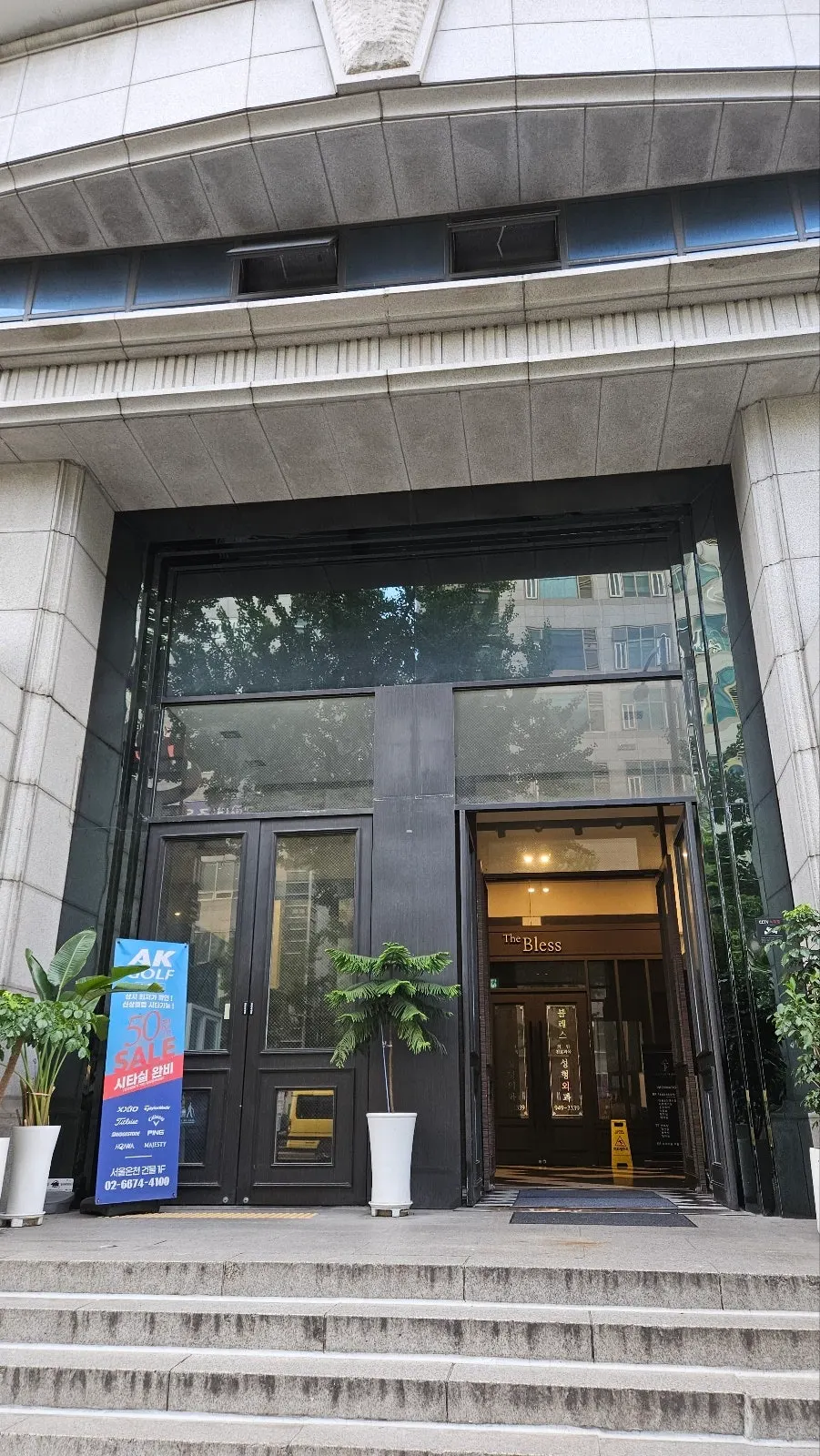 Lorong menuju lift di dalam gedung