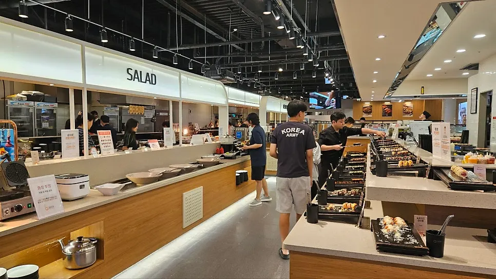 Bagian buffet dengan sushi dan roll tersusun