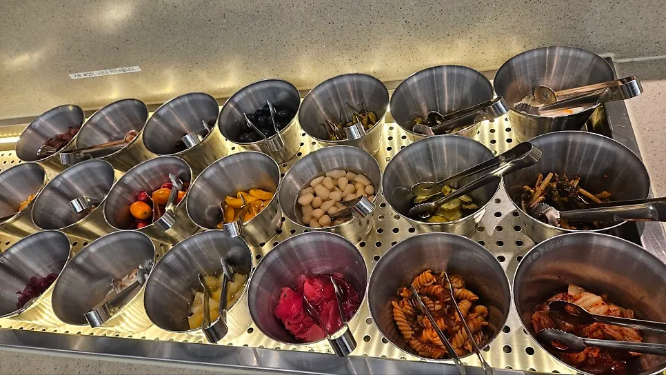Bagian pelengkap seperti acar dan kimchi